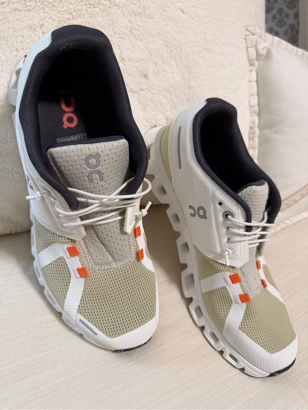 On Running Cloud 5 Push Womans 9 colorway is Endive / Ice . 💕